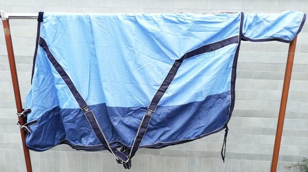 Pferdedecke 125 cm mit Schweiflatz und Kreuzgurtung blau